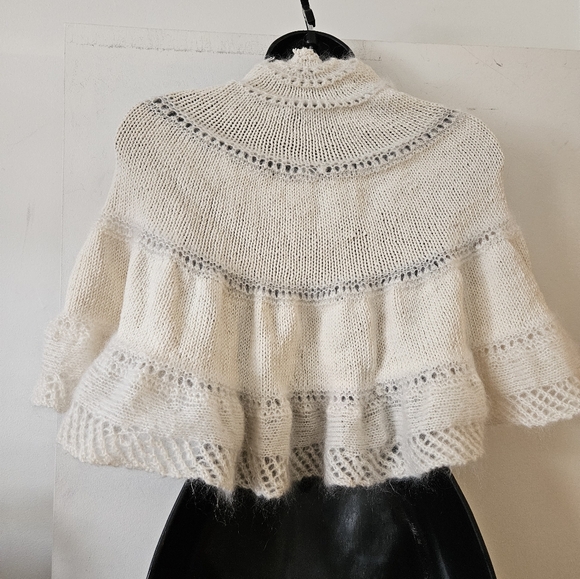 Handknit Exquisite Cream Capelet New - Picture 4 of 5